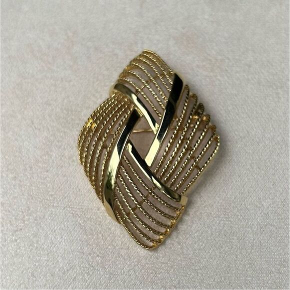 Vintage Monet Brooch Pin Large Gold-tone Textured Wire Diamond Shape Open work - Picture 3 of 7